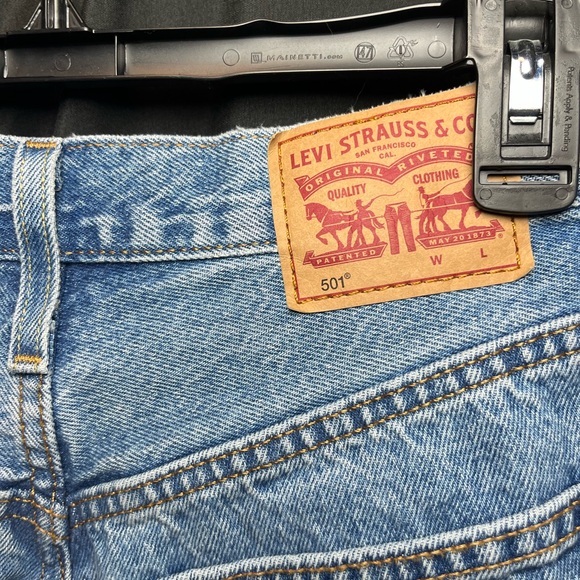 Levi's Distressed 501 Women Button-fly Jean Shorts - Picture 3 of 9